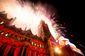 Tisíce lidí oslavilo v anglickém Manchesteru začátek nového roku s ohňostrojem před radnicí v Albert Square.