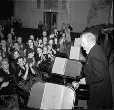 Václav Talich se po koncertu děkuje publiku ve Smetanově síni Obecního domu v Praze, kde řídil orchestr České filharmonie v rámci Pražského jara (1954).