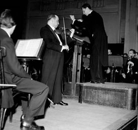 V rámci Pražského hudebního jara 1947 byl uspořádán koncert sovětských sólistů ve Smetanově síni Obecního domu. Na snímku dirigent Rafael Kubelík s ruským houslistou Davidem Oistrachem.