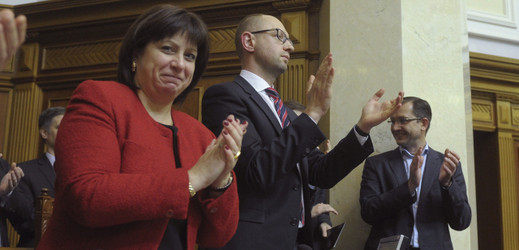 Ukrajinská ministryně financí Natalija Jaresková a premiér Arsenij Jaceňuk.