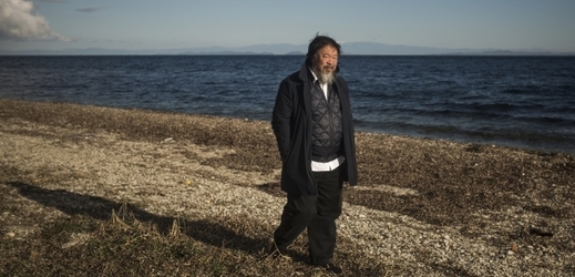 Čínský umělec Aj Wej-wej se prochází po pláži na řeckém ostrově Lesbos.