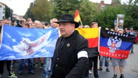 Odpůrci imigrantů demonstrovali 28. srpna na náměstí v německém Heidenau nedaleko hranic s Českou republikou. Poté se vydali na pochod ulicemi města.