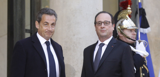 François Hollande (vpravo) a jeho předchůdce Nicolas Sarkozy.