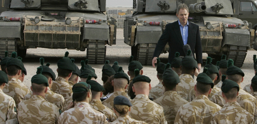 Tony Blair při návštěvě vojáků v Iráku.