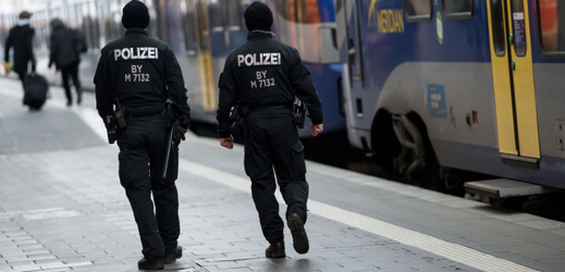 Němečtí policisté hlídkující v Mnichově.