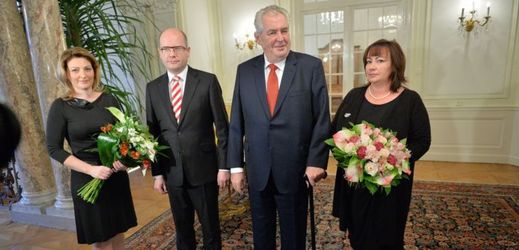 Premiér Bohuslav Sobotka a prezident Miloš Zeman s manželkami.