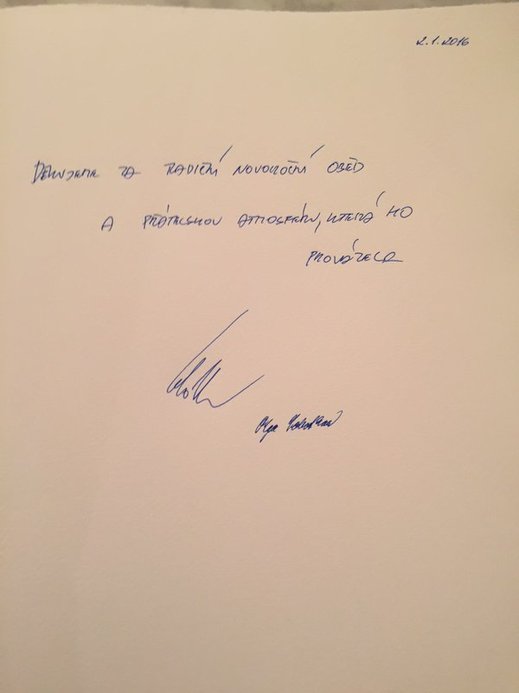 Premiér Bohuslav Sobotka s chotí se po ukončení oběda zapsali do Pamětní knihy zámku v Lánech.