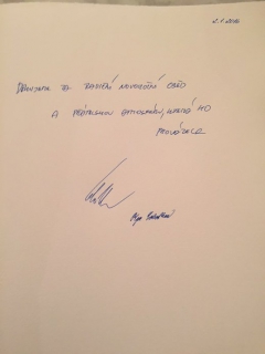 Premiér Bohuslav Sobotka s chotí se po ukončení oběda zapsali do Pamětní knihy zámku v Lánech.