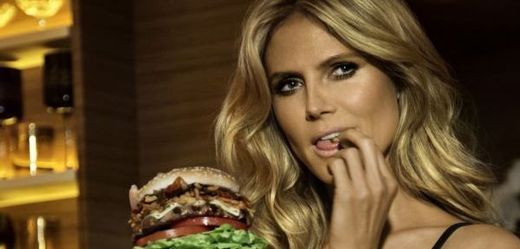 HLADOVÁ HEIDI. Německá top modelka Heidi Klum nejdříve pobláznila ženy po celém světě včetně Česka svým "revolučním" dietním plánem. Pak ale (nejen) výživové poradce namíchla účinkováním v reklamě pro americký řetězec Carl´s and Hardee.