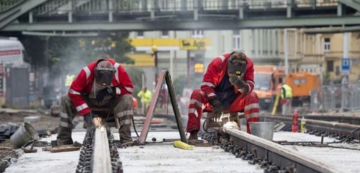 Rekonstrukce trati v Bělehradské ulici.