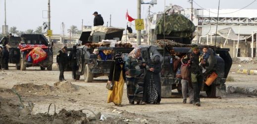 Irácká armáda pomáhá civilistům v Ramádí.