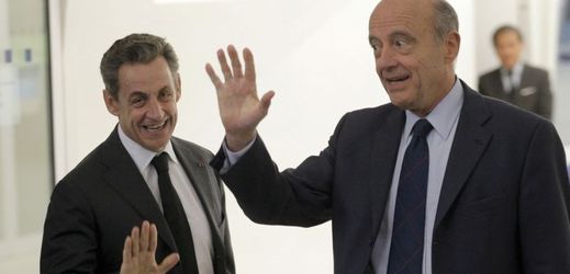 Alain Juppé (vpravo) a jeho hlavní politický soupeř exprezident Nicolas Sarkozy.