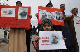 Před velvyslanectvím Saúdské Arábie dnes v Teheránu protestovalo kvůli popravě šíitského duchovního Nimra Bákira Nimra 400 lidí.