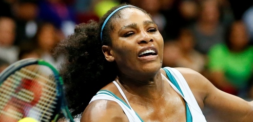 Americká tenistka Serena Williamsová odložila kvůli zánětu v koleně vstup do nové sezony a na poslední chvíli zrušila dnešní plánovaný start v Hopmanově poháru.
