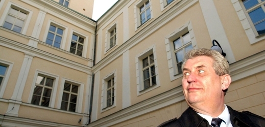 Tehdejší předseda ČSSD Miloš Zeman slavnostně otevřel zrekonstruované nádvoří Lidového domu v Praze, rok 2000.