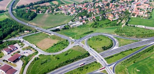 Cestu po rakouských dálnicích prodraží zvýšená cena dálniční známky (ilustrační foto).