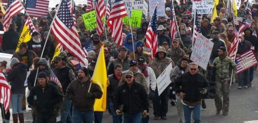 Protestující američtí farmáři před vládní budovou ve státě Oregon.