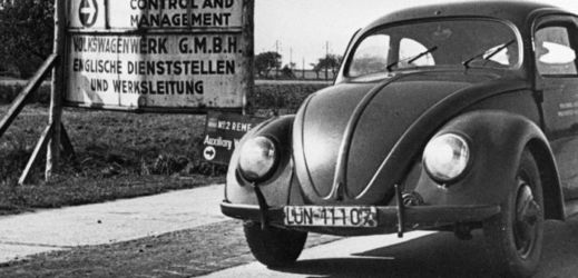 Historická fotografie, začíná sériová výroba VW Brouk.