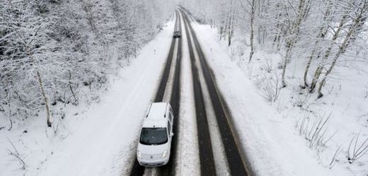 Sníh v Čechách komplikuje dopravu (ilustrační foto).