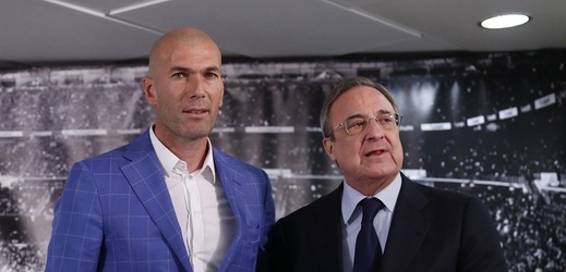 Zinedine Zidane (vlevo) a prezident klubu Florentino Peréz. 
