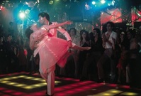 Karen Lynn Gorneyová a John Travolta ve filmu Horečka sobotní noci.