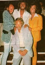 Robert Stigwood se členy kapely Bee Gees.