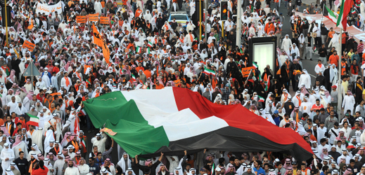 Lidé nesoucí vlajku Kuvajtu (ilustrační foto).
