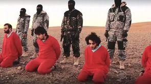 Pětice mužů vězněná radikály z Islámského státu.