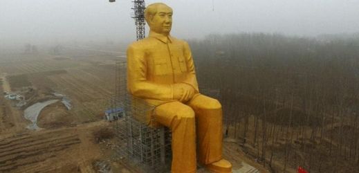 Zlatá socha sahá do výšky 37 metrů a stojí v provincii Che-nan.