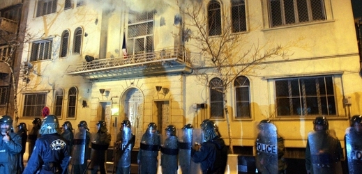 Hořící ambasáda v Teheránu (ilustrační foto).
