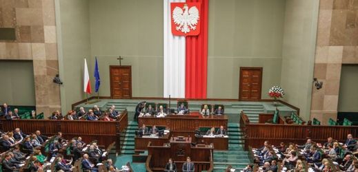 Na činnost médií bude dohlížet nová Rada národních médií, pět jejích členů určí Sejm, dva prezident a jednoho druhá parlamentní komora Senát.