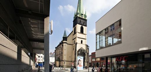 Věž kostela Nanebevzetí Panny Marie se odklání od vertikály o více než dva metry.