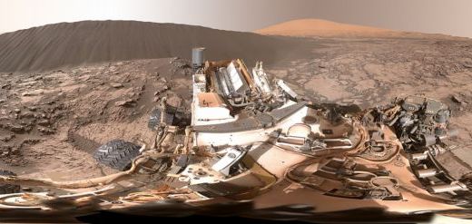 Snímek horizontu pořízený přístrojem Curiosity.