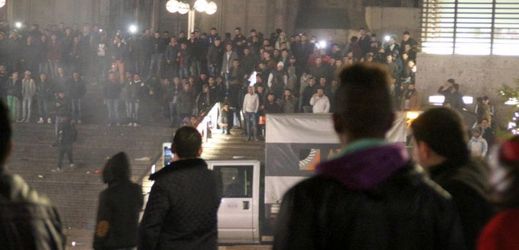 Shromáždění mužů v okolí kolínského hlavního nádraží a katedrály v jeho sousedství o silvestrovské noci.