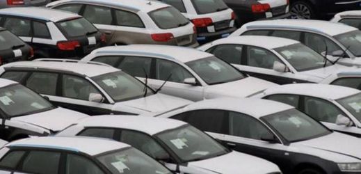 V loňském roce bylo v Česku prodáno na 186 tisíc osobních vozů (ilustrační foto).