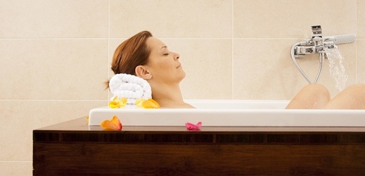 Voda ve vaně by měla být podle doktorky pocitově teplá, ale ne příliš horká.