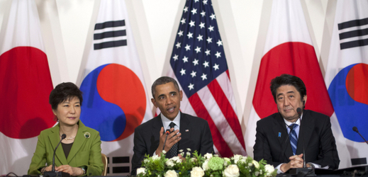 Jihokorejská prezidentka Park Geun-hye, americký prezident Barack Obama a japonský ministr Shinzo Abe na jednom z jednání o balistických raketách na ambasádě v Hágu.