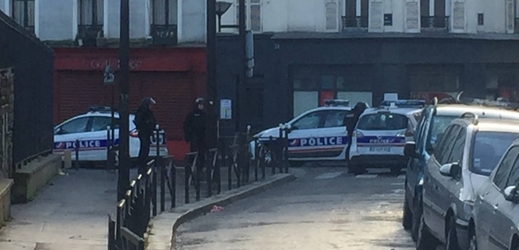Policejní hlídka v pařížském distriktu 18, kde se střílelo a byl zabit muž.