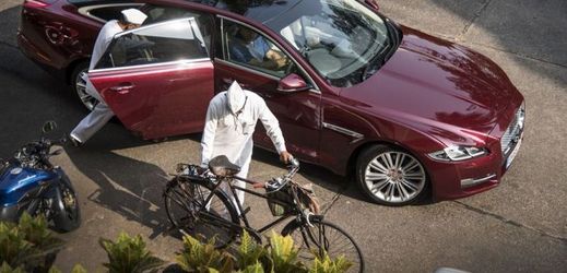 Nový Jaguar XJ se vydává na cestu, soupeřem mu je doručovatel na kole.
