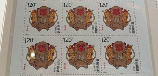 Původním zadáním pošty byla opice držící jedno mládě, umělec si ale trval na dvou.