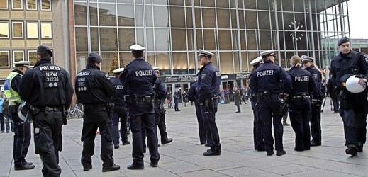 Němečtí policisté hlídkují u hlavního nádraží v Kolíně nad Rýnem. 