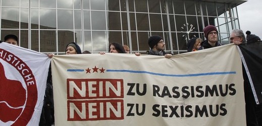 Protest před nádražím v Kolíně nad Rýnem v Německu po sérii sexuálních útoků o silvestrovské noci.