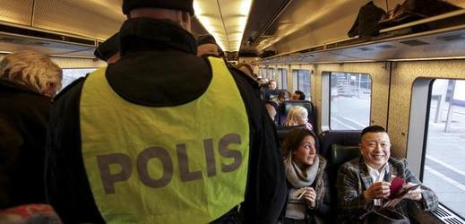 Švédský policista kontroluje pasažéry vlaku z Dánska.