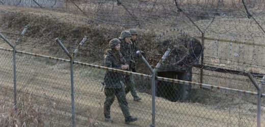Vojáci na hranicích Severní a Jižní Koreje.