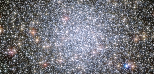 Kulová hvězdokupa 47 Tucanae vzdálená od země 16 700 světelných let.