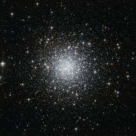 Vysoce koncentrovaná kulová hvězdokupa NGC 7006.