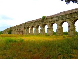 Římský akvadukt.