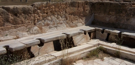Římské veřejné záchodky v Libyi.