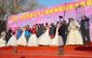 V rámci festivalu se konají dokonce i svatební obřady. Letos se jednalo o skupinovou svatbu, které se zúčastnilo celkem 14 svatebních párů.
