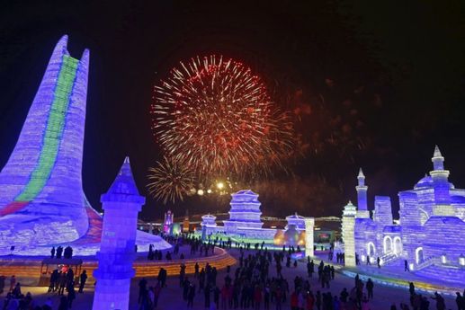 Zimní festival ledu a sněhu se ve městě Charbin, které je považováno za nejstudenější město Číny, koná každoročně již od roku 1963. Letošní ročník byl zahájen jako vždy 5. ledna, netradičně však slavnostní ceremoniál doprovázel ohňostroj.